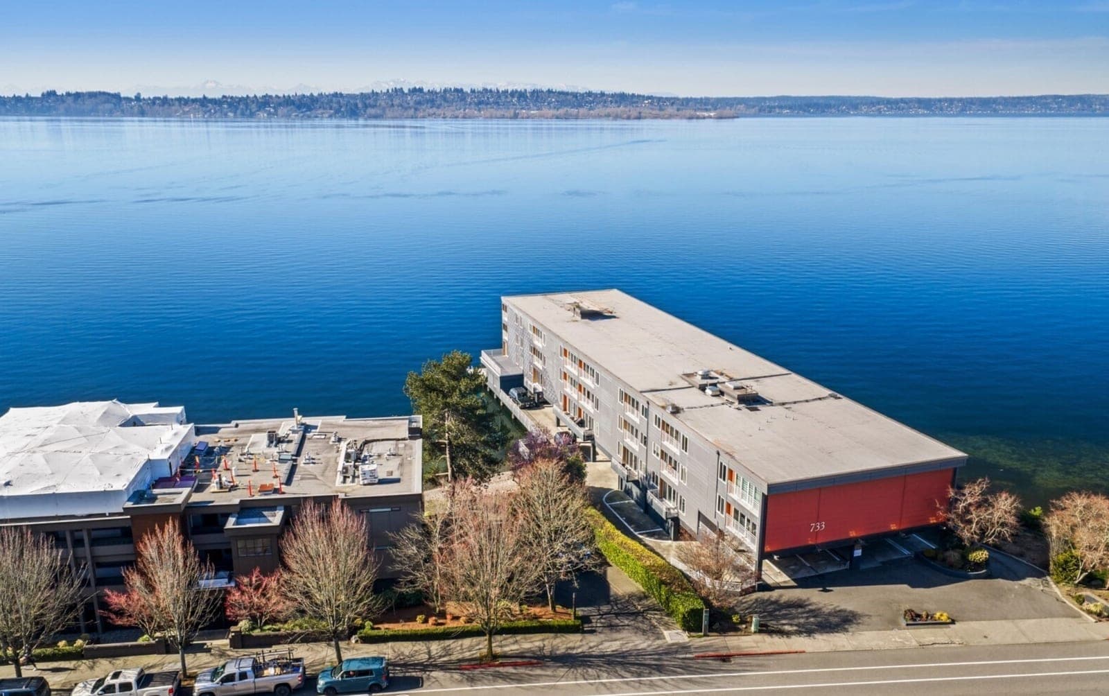 733 Lakeside